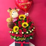AA22 - Caja decorativa con rosas, girasoles, chocolates, peluche y globo personalizado.