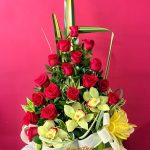 AA38 - Canasta con rosas y cymbidium