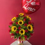 AA35 - Florero con rosas, girasoles, chocolates y globo personalizado.