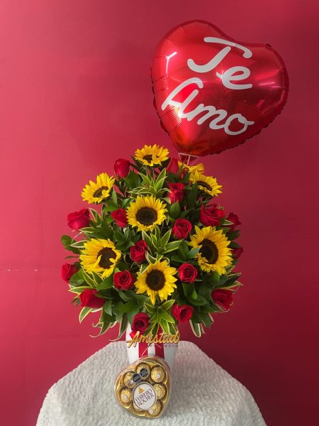 AA35 - Florero con rosas, girasoles, chocolates y globo personalizado.