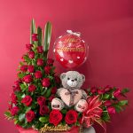 AA40 - Canasta con rosas, peluche y globo personalizado.