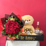 AA24 - Caja decorativa personalizada con bouquet de rosas, corona, peluche, chocolates, licor y copas personalizadas.