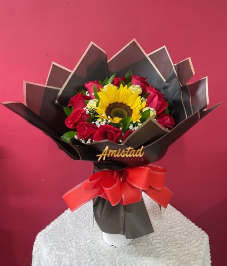 AA4 - Bouquet con rosas, girasol y chocolates