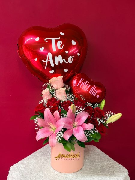 AA14 - Caja decorativa con rosas, lirios y globos personalizados.