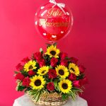 AA39 - Canasta con rosas, girasoles y globo personalizado.