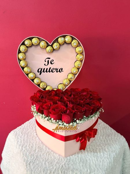 AA30 - Caja corazón con rosas y chocolates